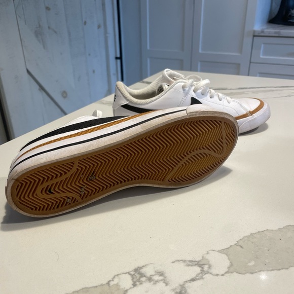 Nike shoes - Picture 3 of 5